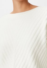 comma Sweter
