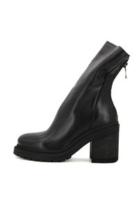 Stivale alla caviglia in pelle nera con finitura liscia, tacco spesso e testurizzato, chiusura con zip laterale e design minimale, dotato di punta arrotondata.