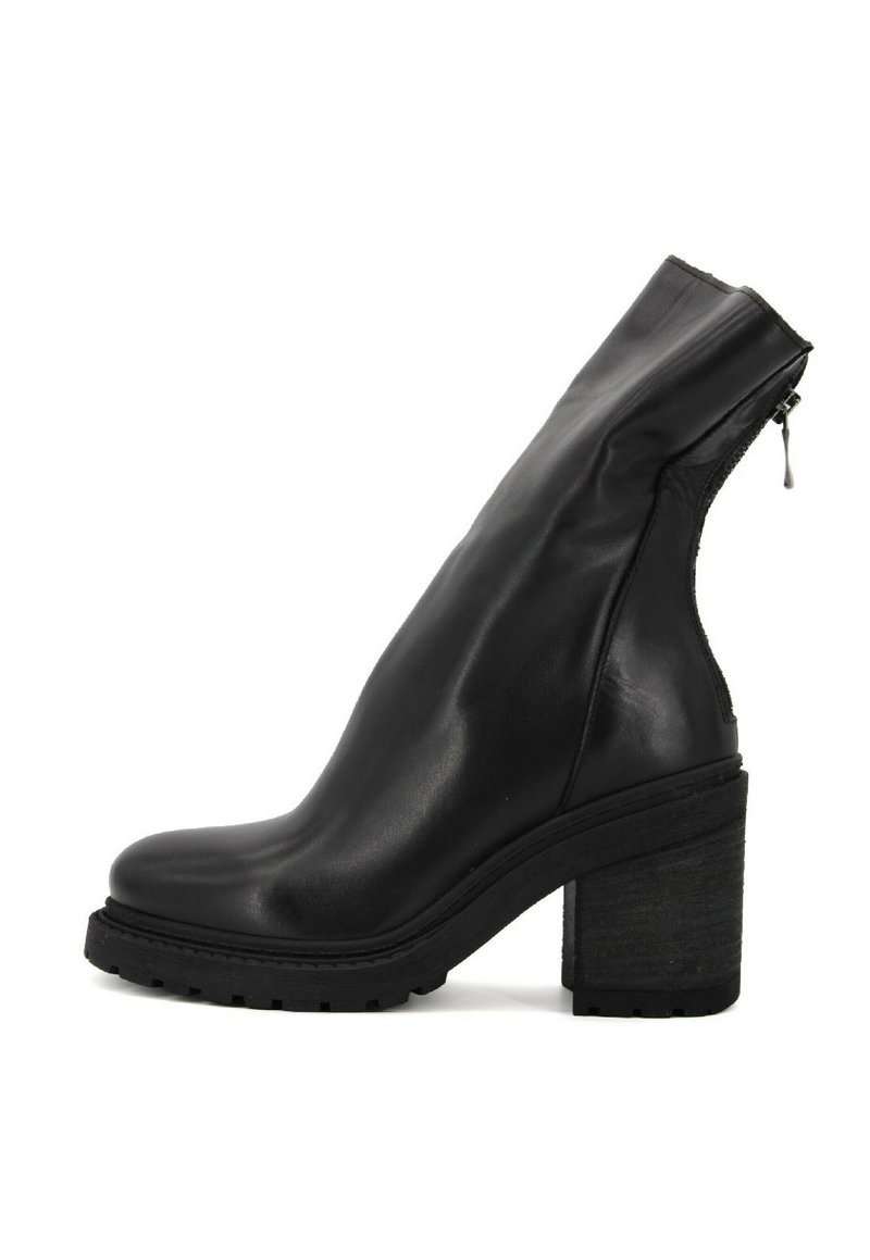 Stivale alla caviglia in pelle nera con finitura liscia, tacco spesso e testurizzato, chiusura con zip laterale e design minimale, dotato di punta arrotondata.