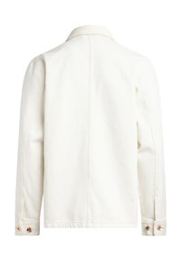Kremfarvet denimjakke med krave, lange ærmer og knaplukning ved ærmerne; har en glat tekstur og et simpelt design.