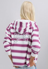 Sudadera con capucha de algodón con rayas moradas y blancas; cuenta con una capucha y un bordado plateado de huesos cruzados en la espalda. Corte casual con puños acanalados.