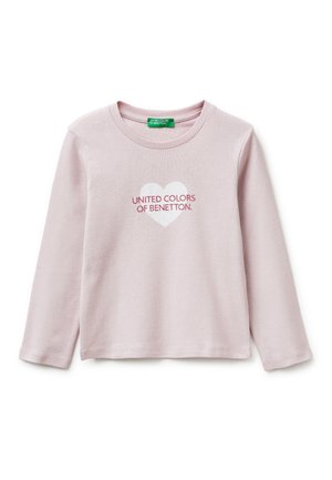 Jasnoróżowa koszula z długim rękawem, okrągłym dekoltem i białą grafiką serca, z czerwonym napisem „UNITED COLORS OF BENETTON” z przodu.