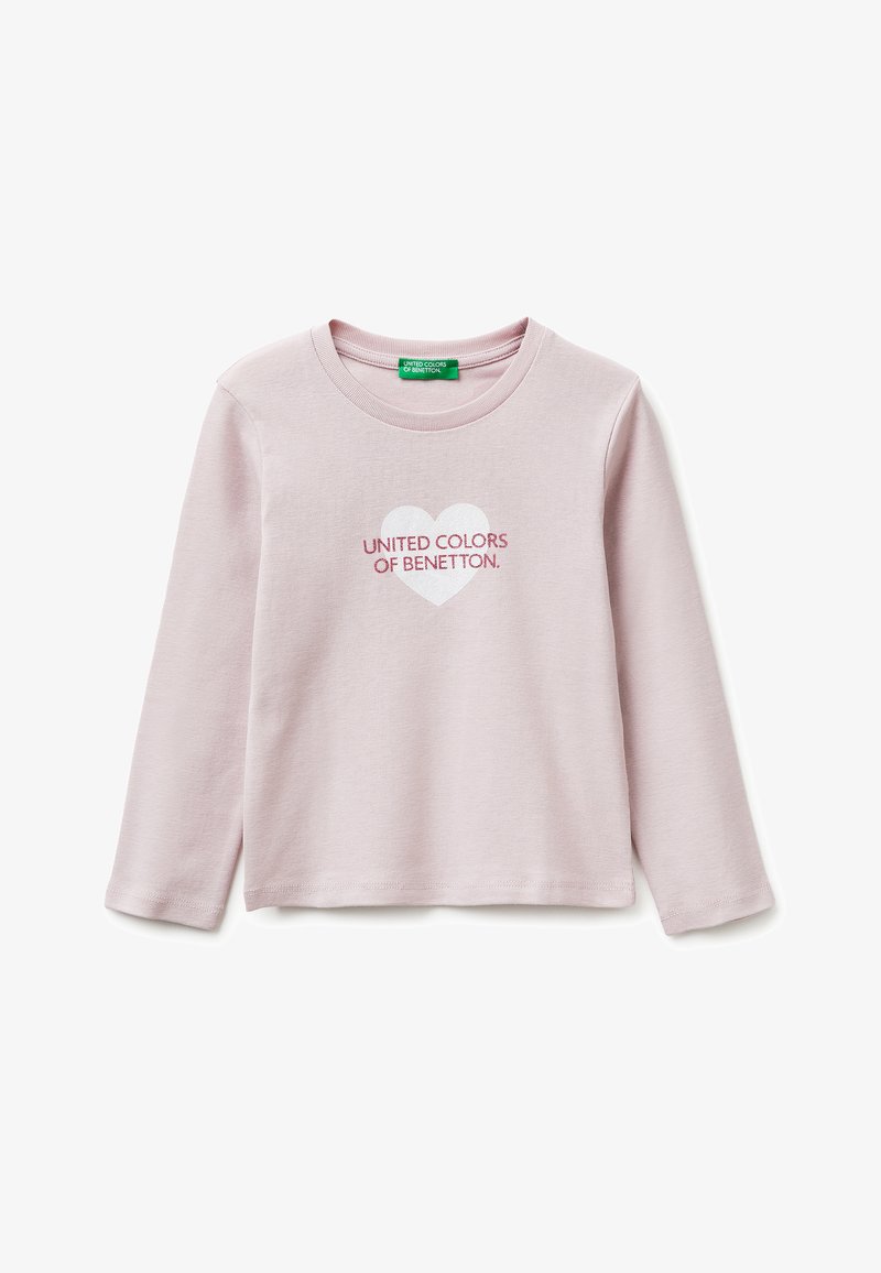 Chemise rose pâle à manches longues avec col rond et graphique de cœur blanc, comportant le texte « UNITED COLORS OF BENETTON » en rouge sur le devant.