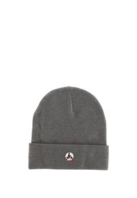 Grijze gebreide beanie met omgeslagen rand, featuring een ronde patch met het logo van een persoon die op een scooter zit en de tekst "JOTT" in het rood.