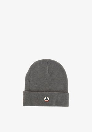 Gorro de punto gris con puño doblado que presenta un parche circular con el logo de una persona sentada en una scooter y el texto "JOTT" en rojo.