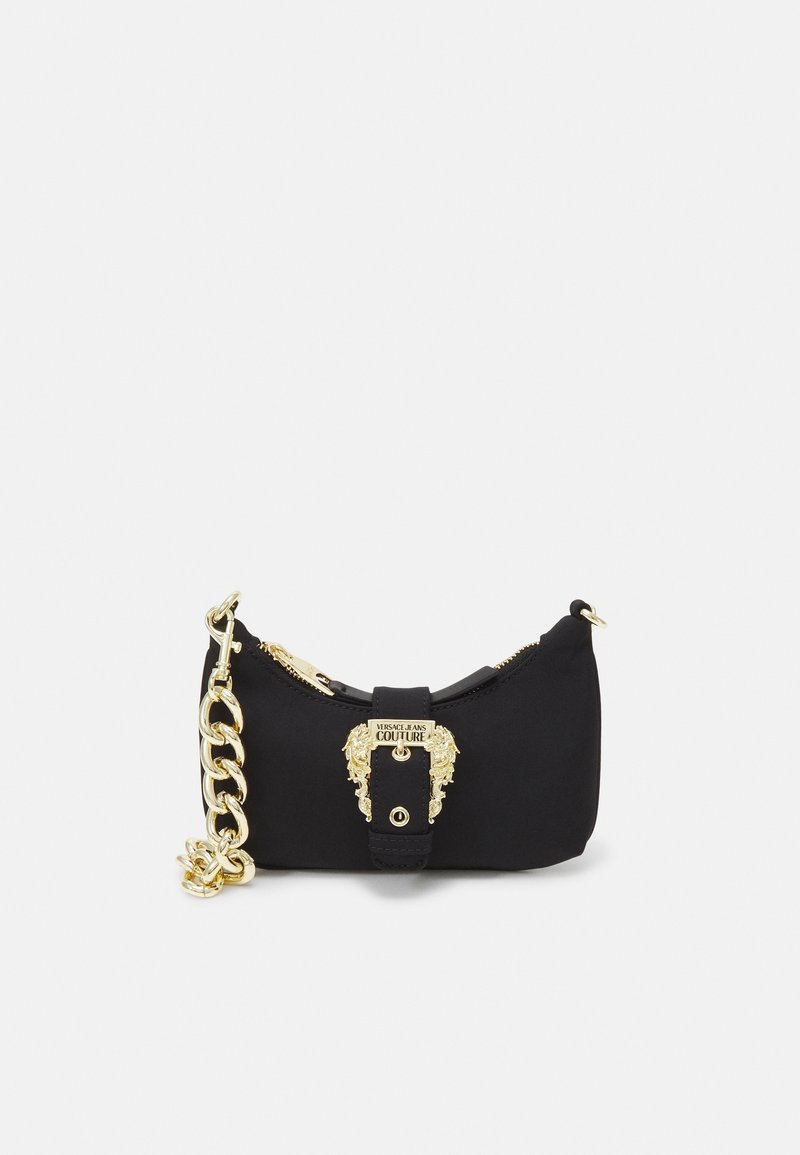 Mini sac à main noir avec bandoulière chaîne dorée et boucle dorée ornée portant l'inscription Versace Jeans Couture au centre avant.