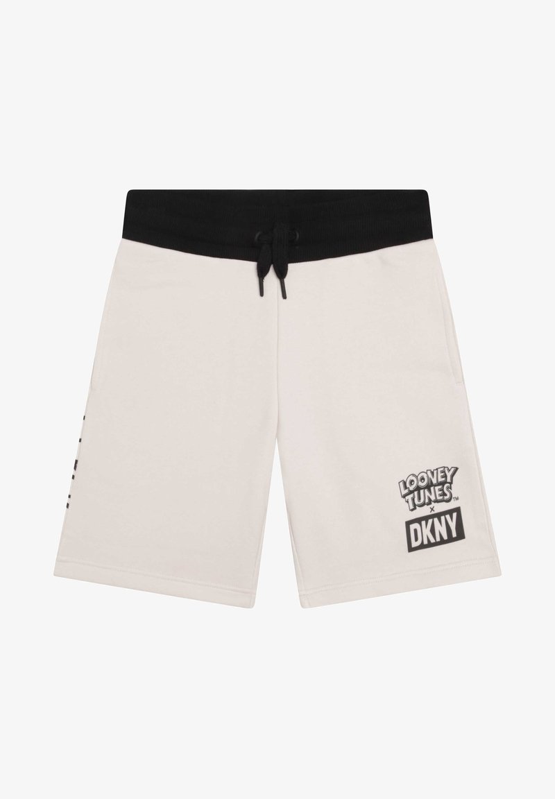 Shorts blancs avec une ceinture élastique noire et un cordon, avec le logo « Looney Tunes x DKNY » sur la partie inférieure droite de la jambe.
