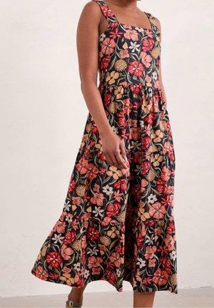 Robe midi fleurie avec un décolleté carré, présentant des fleurs rouges, orange et blanches sur un fond noir, confectionnée en tissu léger.