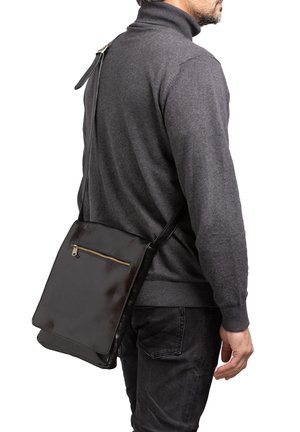 Borsa messenger nera in pelle con finitura lucida, dotata di una tasca anteriore con zip e di una tracolla regolabile. Texture liscia e forma rettangolare.