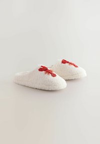 Weiße, flauschige Hausschuhe mit einer weichen Textur, die auf der Vorderseite mit einer roten Hummer-Stickerei verziert sind. Das Design hat einen Slipper-Stil mit runder Zehenform.