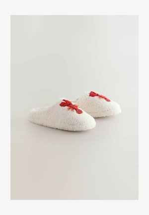 Weiße, flauschige Hausschuhe mit einer weichen Textur, die auf der Vorderseite mit einer roten Hummer-Stickerei verziert sind. Das Design hat einen Slipper-Stil mit runder Zehenform.