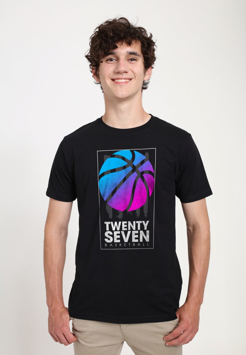 Černé bavlněné tričko s barevným grafickým vzorem basketbalového míče v modré a růžové barvě, s textem "TWENTY SEVEN BASKETBALL" pod designem.