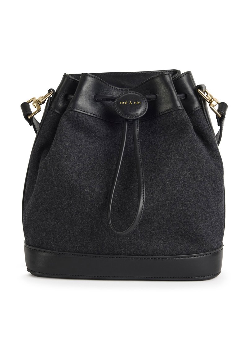 Borsa a secchiello realizzata in feltro grigio scuro con dettagli in pelle nera, dotata di chiusura a coulisse e dettaglio del logo in oro. Finiture in oro.