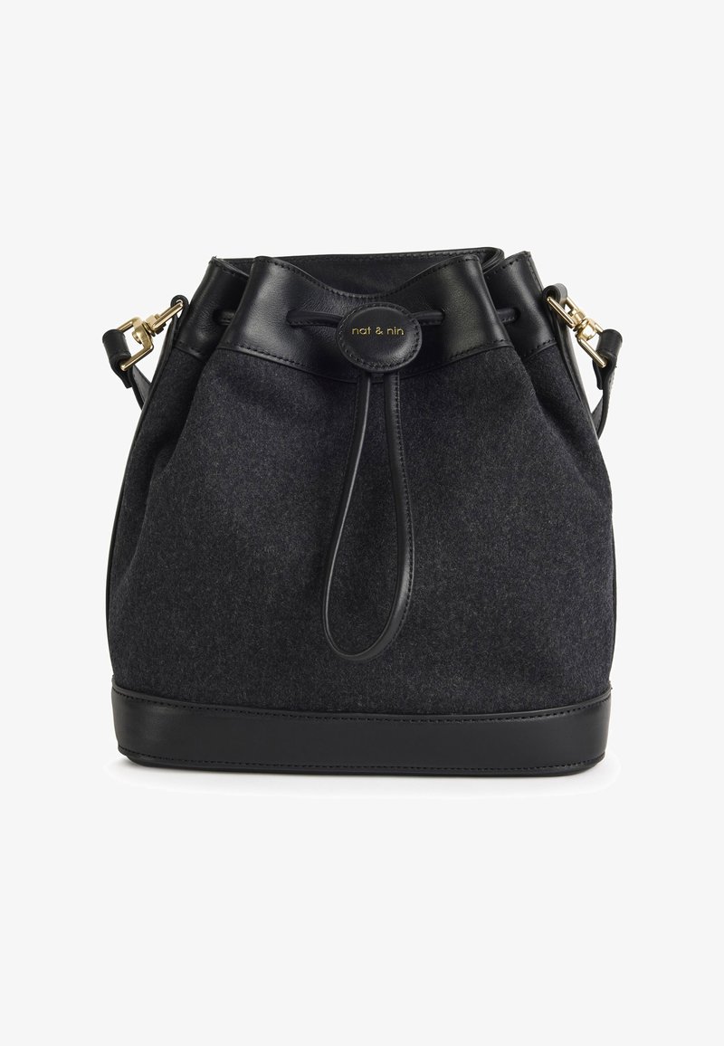 Bucket-Bag aus dunkelgrauem Filz mit schwarzen Lederakzenten, ausgestattet mit einem Zugverschluss und einem Logodetail in Gold. Goldfarbene Beschläge.