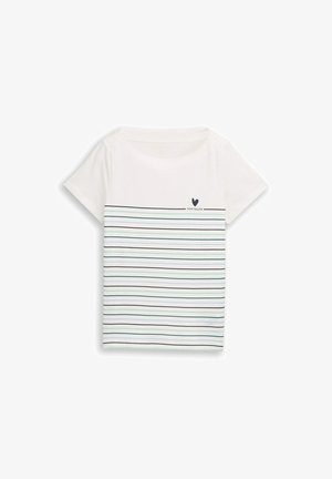 Witte T-shirt met korte mouwen, voorzien van dunne horizontale blauwe en groene strepen en een klein zwart hartlogo met de tekst "Tom Tailor" op de borst.