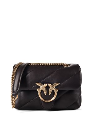 Kleine schwarze Lederhandtasche mit gestepptem Design, goldener Kettenriemen und dekorativem goldenen Verschluss mit zwei sich gegenüberstehenden Vögeln.
