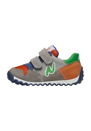 Baskets pour enfants en mesh gris et en daim, dotées d'accents orange, bleu et vert, avec des doubles sangles Velcro et une semelle en caoutchouc ondulée.
