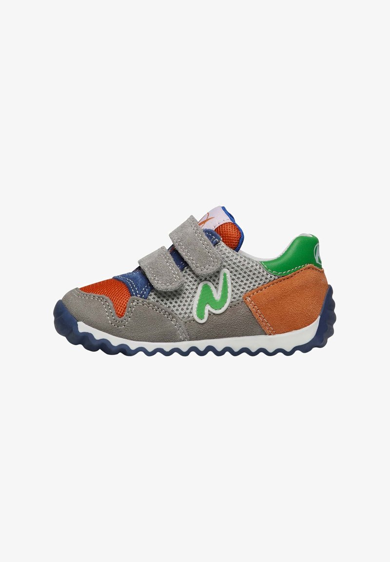 Baskets pour enfants en mesh gris et en daim, dotées d'accents orange, bleu et vert, avec des doubles sangles Velcro et une semelle en caoutchouc ondulée.