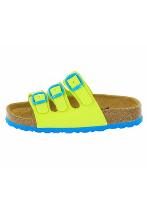 Neon-gelbe Rutschsandale mit drei verstellbaren Riemen, blauen Schnallen und einem Korkfußbett, ausgestattet mit einer blauen Gummisohle und strukturiertem Finish.