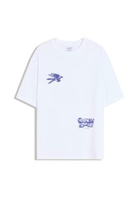 Fehér rövid ujjú póló kék madár grafikával a bal mellrészen és kék szöveggel, amely így szól: "SAJÁT ÚTAMON HALADOK" a jobb alsó részen.