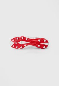 Sole de ghete de fotbal alb și roșu, având un design texturat cu multiple ținte, incluzând vârfuri circulare albe și o margine netedă, curbată.