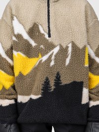 Fleece jakna z vzorcem gorskega in drevesnega krajobraza v bež, rjavi, rumeni, črni in beli barvi, z značilnim pol zadrgo spredaj.