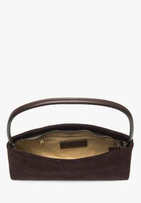 Tmavě hnědá semišová kabelka s jedním zakřiveným koženým uchem, vnitřní kapsou na zip a béžovým textilním podšívkou.