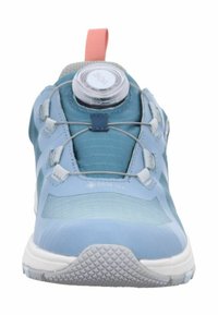 Scarpa impermeabile blu con tomaia in mesh flessibile, sistema di allacciatura Boa, suola in gomma texturizzata e linguetta rosa sul tallone.