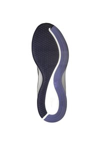 Podešev bot má texturovaný tmavě fialový gumový povrch s bílým bočním akcentem a zakřivený tvar pro flexibilitu a přilnavost.