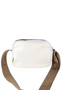 Bolso de tela blanco tipo bandolera con cierre de cremallera; cuenta con una correa marrón con acentos de texto; diseño minimalista, forma rectangular.