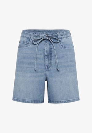 Shorts en denim bleu clair avec taille à cordon, design à cinq poches et coupe décontractée. Le tissu a une texture lisse et de poids moyen.