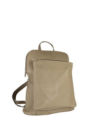 Sac à dos en cuir beige avec une surface texturée, de forme rectangulaire, une poignée supérieure, des bretelles ajustables et une poche zippée à l'avant.