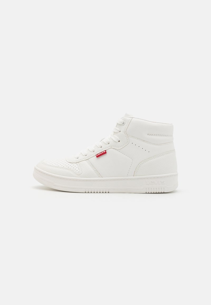 Höga vita lädersneakers med perforerade detaljer, en texturerad yta och en röd logotagg på sidan. Gummisula med grepp.