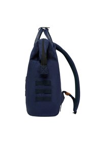 Sac à dos bleu marine avec texture nervurée, doté d'une fermeture zippée en haut, de bretelles ajustables et de trois sangles foncées sur le côté pour attache.