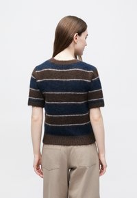 Džemper kratkih rukava, pleteni, tamnoplave, smeđe i krem pruge. Mekana, pahuljasta tekstura s uklopljenim siluetom i okruglim izrezom na vratu.