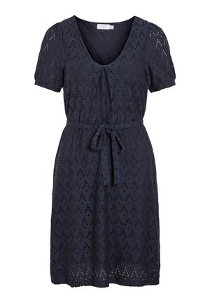 Marineblauwe jurk met korte puffmouwen, V-hals, strikceintuur en gaatjespatroon met diamanten uitsparingen over de stof.