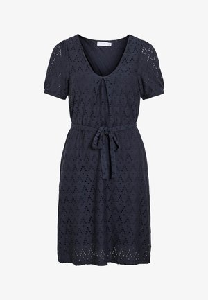 Temno modra obleka s kratkimi pufastimi rokavi, V-izrezom, s pasom za zavezovanje in vzorcem iz očesnih lukenj ter diamanti izrezanimi po tkanini.