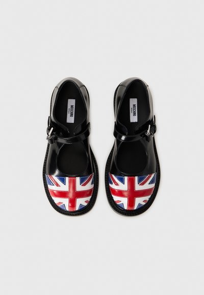 Mustad läikivad mustad Mary Jane kingad, mille varvasel on Union Jack muster, featuring kinnitusega rihm ja kontrastne tekstuuriga talla.