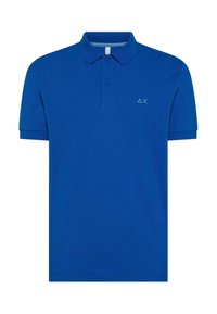 Polo blu in cotone, con colletto classico, maniche corte e un piccolo logo azzurro sul petto.