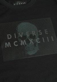 Czarny t-shirt z krótkim rękawem z graficznym wzorem czaszki z napisem "DIVERSE MCMXCIII" w paski. Wykonany z miękkiej bawełny.