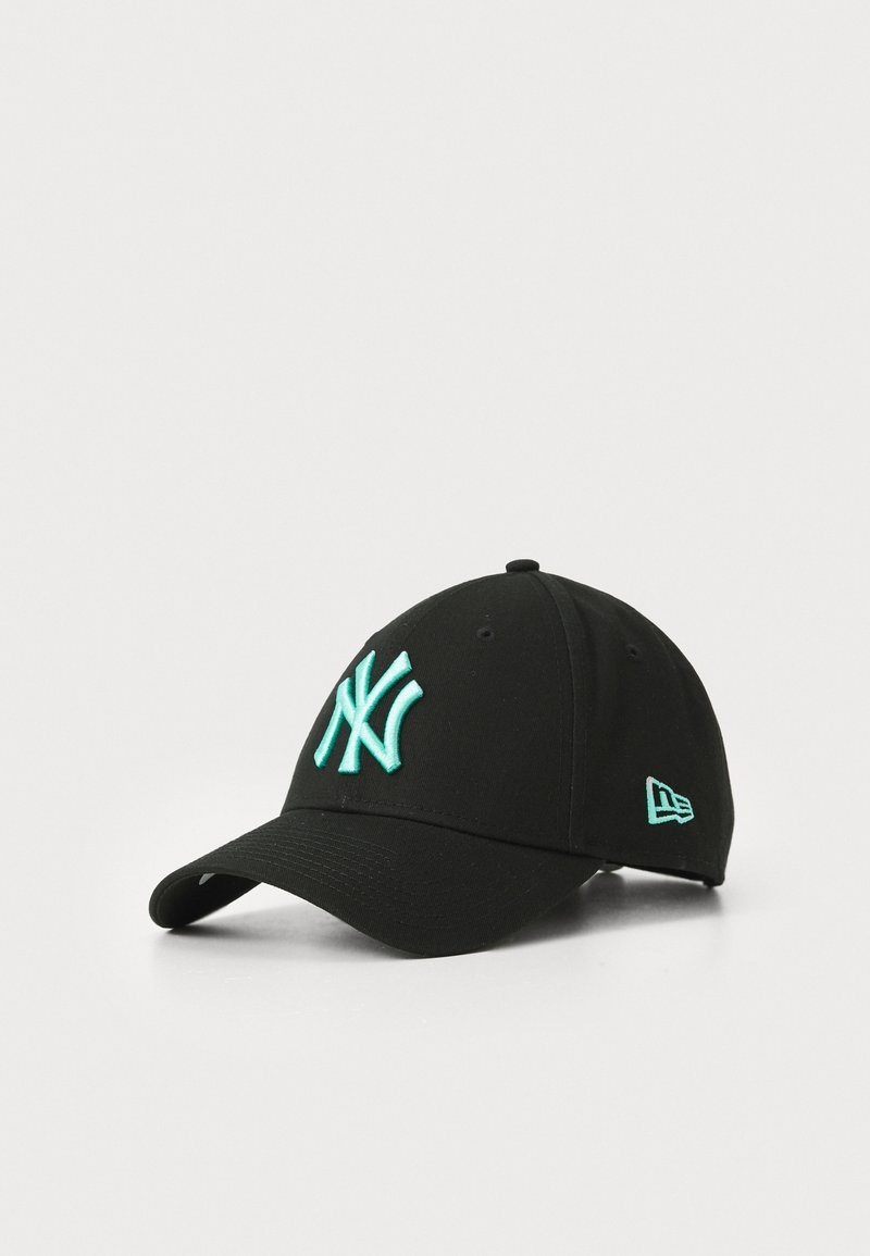 Fekete baseball sapka türkiz hímzett New York logóval, ívelt karimával, textil textúrával és oldalsó logó címkével.