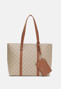 Sac fourre-tout beige à motifs avec des anses en cuir marron, deux sangles extérieures, et un porte-cartes amovible assorti avec détail logo.