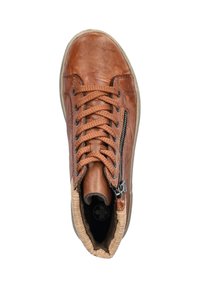 Zapatilla alta de cuero marrón con punta redonda, superficie texturada, cordones delanteros, cremallera lateral y un suave forro interior beige.