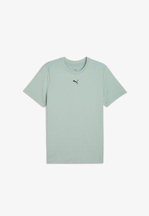 Gaiši zaļš īsām piedurknēm sporta t-krekls ar apaļu kaklu un melno Puma logo, kas izvietots centrā uz krūšu daļas.