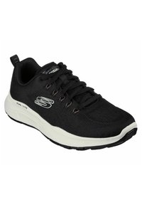 Zapatilla deportiva negra con una parte superior de tela texturizada, diseño de cordones, entresuela blanca acolchada y suela de goma. Presenta un logo en el lado.