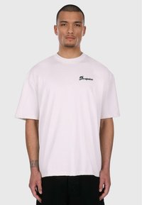 White short-sleeve T-shirt made from cotton, featuring a round neck and a small black "Dropsize" logo on the left chest.