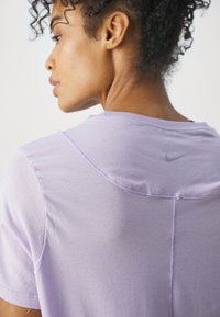 Nike Performance ONE RELAXED TOP - Spordi T-särk - lilac bloom/black