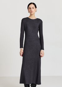 Dunkelgraues, langärmliges Kleid aus weichem, strukturiertem Stoff mit rundem Ausschnitt und weißen Akzenten an den Manschetten. Bodenlanger Schnitt.