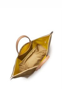 Borsa a tracolla metallica dorata con fodera gialla, dotata di chiusura con zip, manici in pelle e due tasche interne per un'organizzazione ottimale.