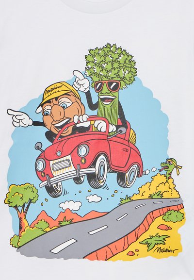 Karikatúra vlašského orecha a zeleru, ktorí riadia červené auto vo vzduchu nad cestou, pričom zelený had s žltou čelenkou pozoruje z kríkov.